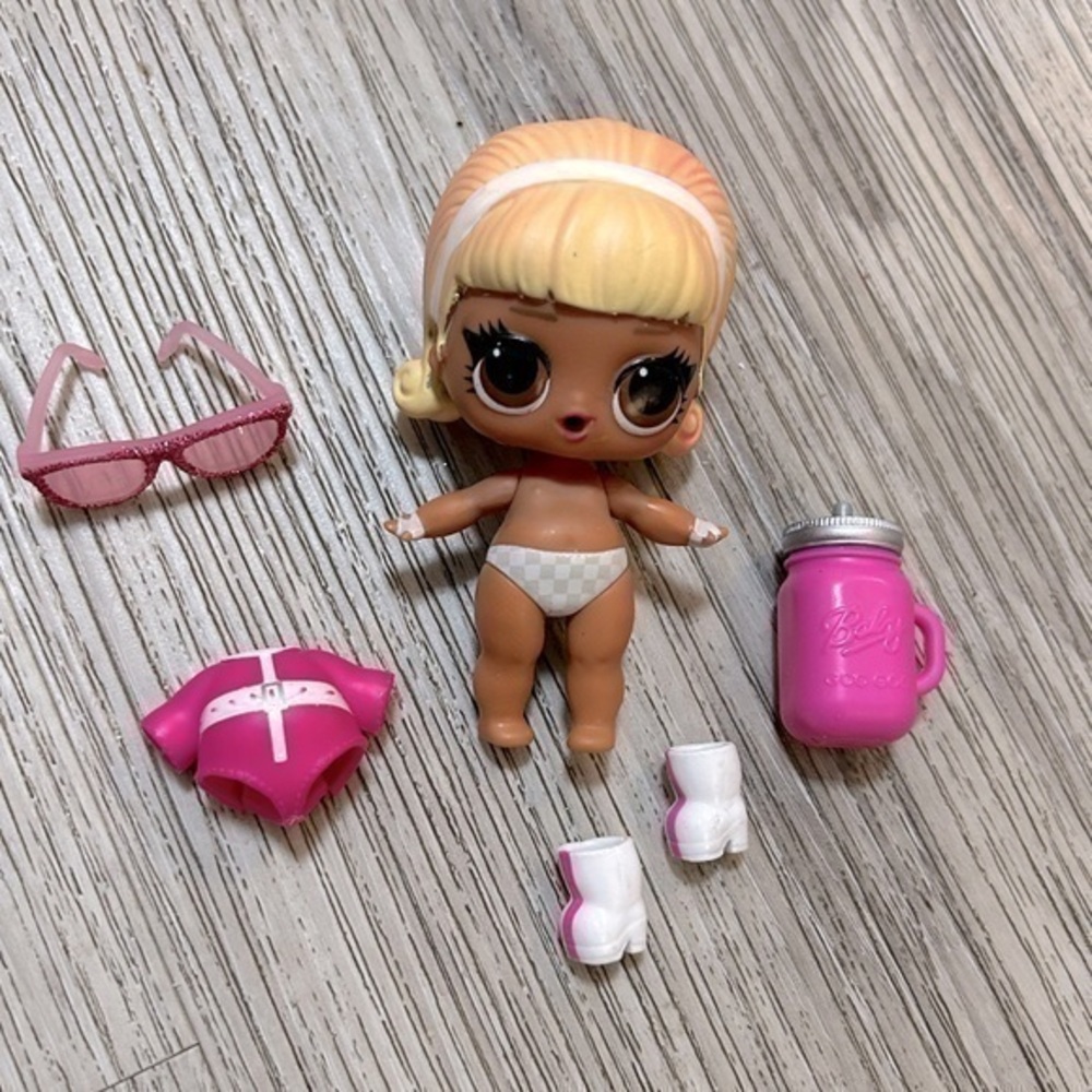 LOL Surprise! DRAG RACER Big Sister doll with clothing and accessories.